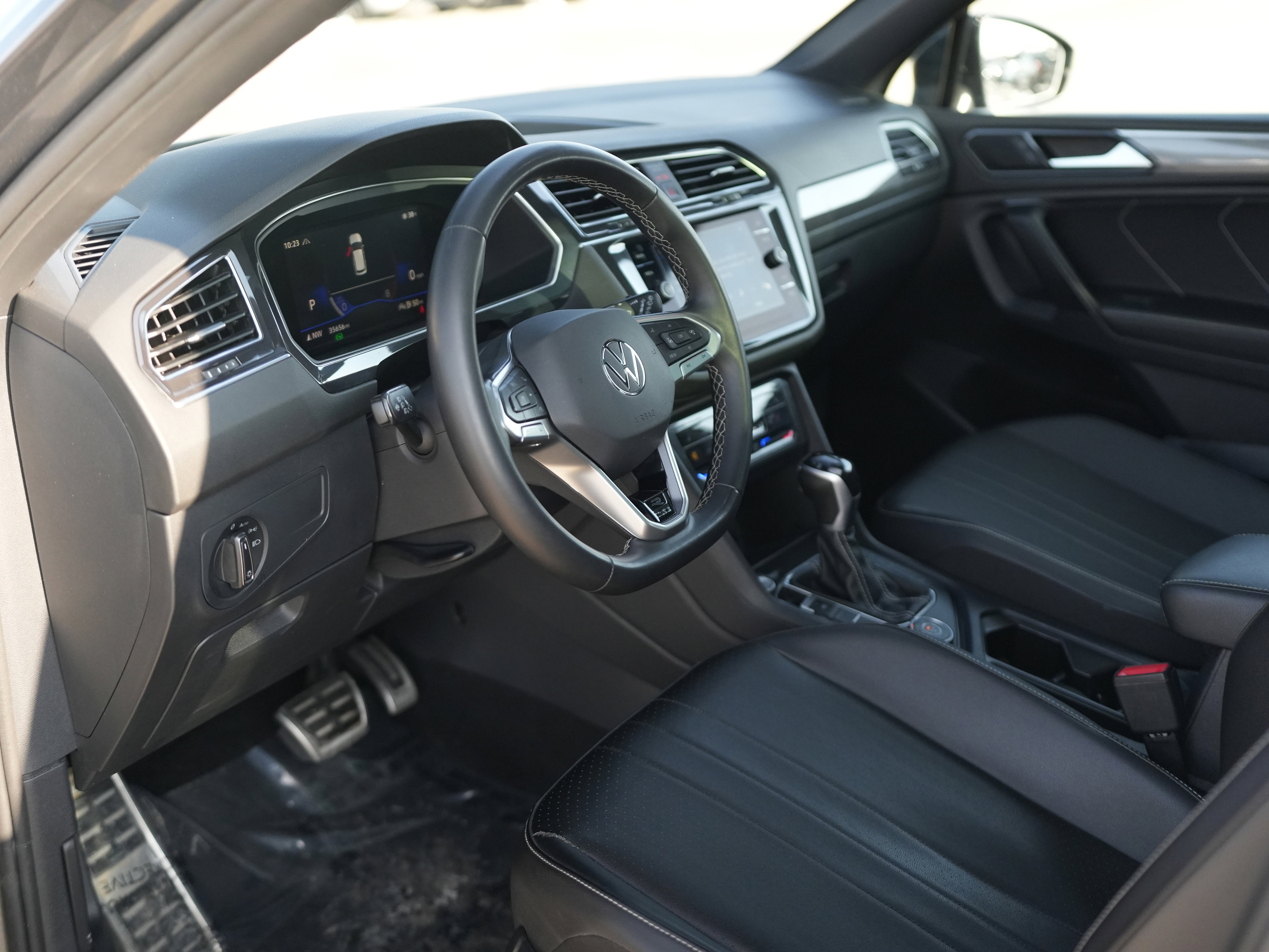 Used 2023 Volkswagen Tiguan SE R-Line image 12