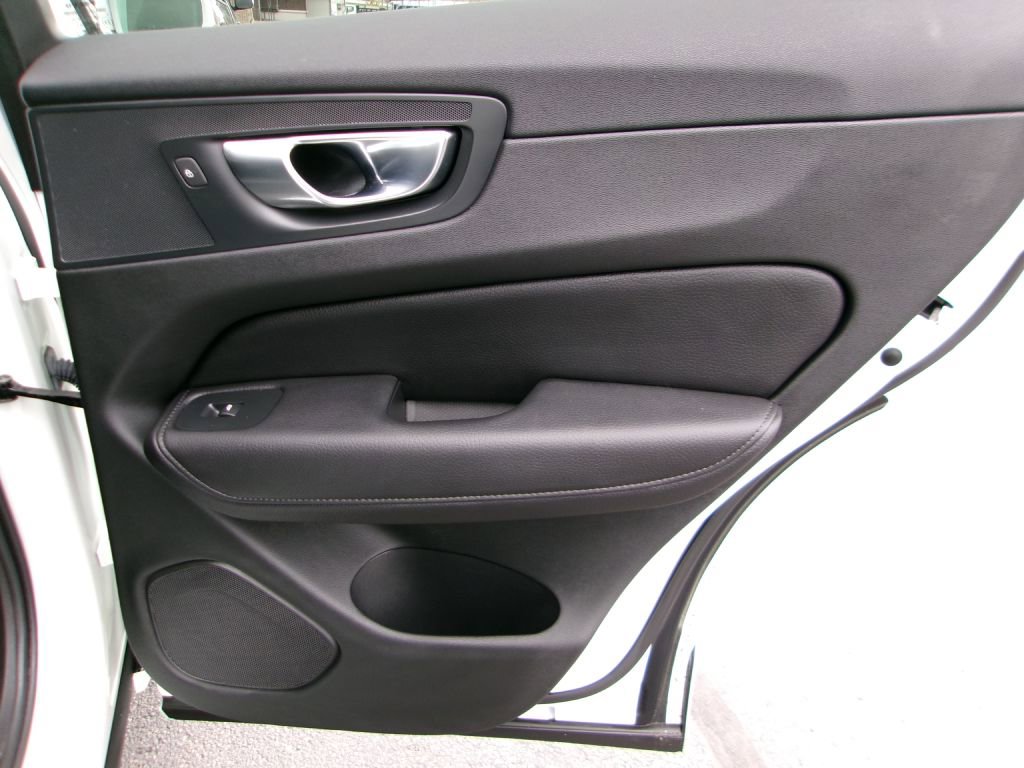 Used 2021 Volvo XC60 T5 Momentum w/ Premium Package image 17