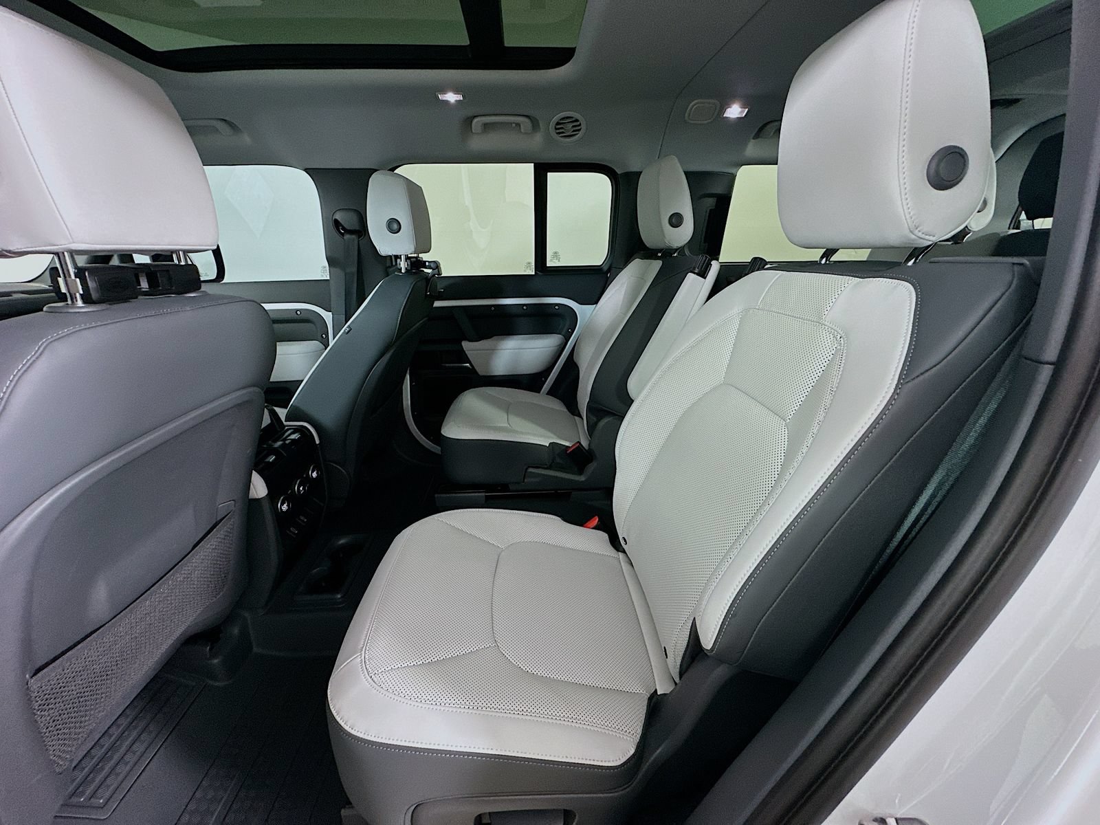 New 2026 Land Rover Defender 130 X-Dynamic SE AWD/4WD image 39