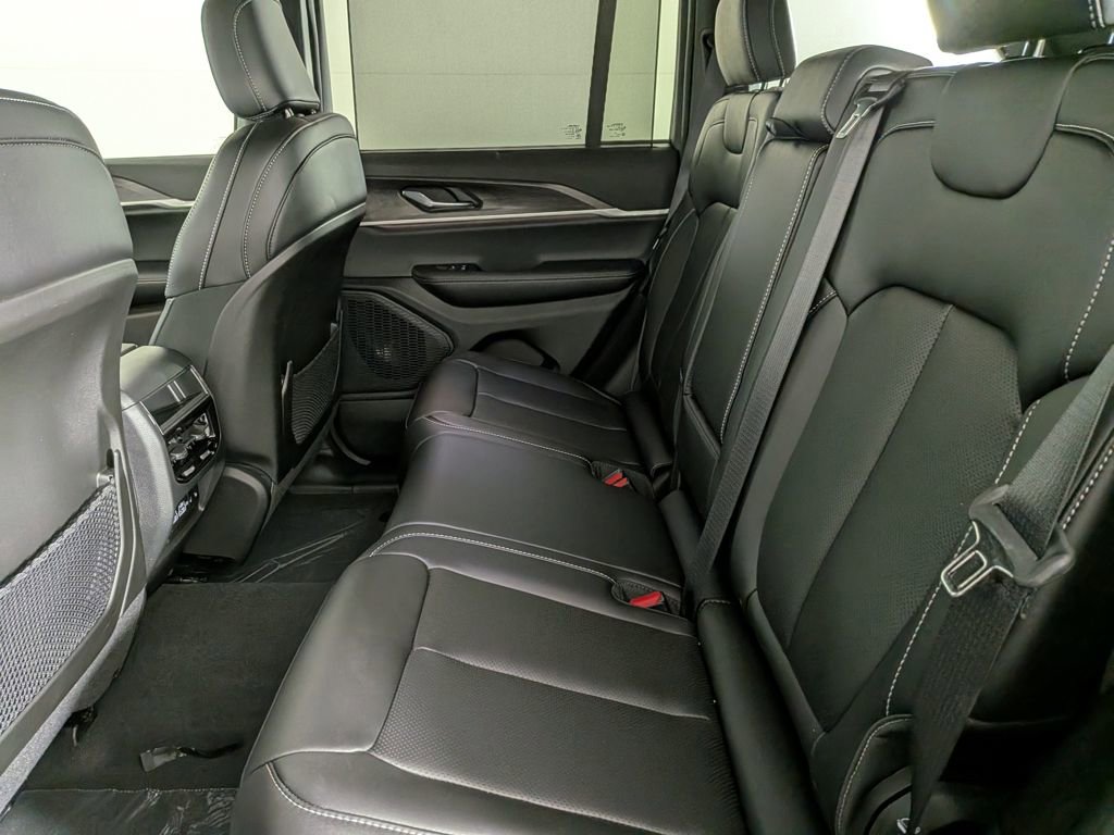 New 2025 Jeep Grand Cherokee Limited w/ Luxury Tech Group II image 31