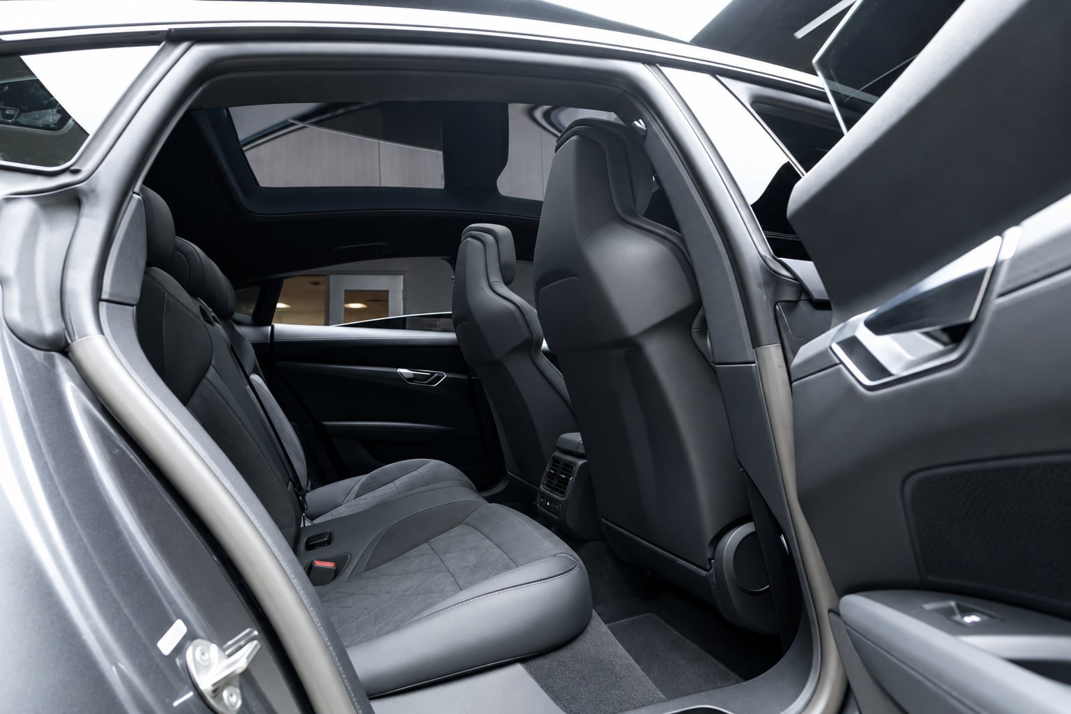 Used 2022 Audi e-tron GT Premium Plus AWD/4WD image 30