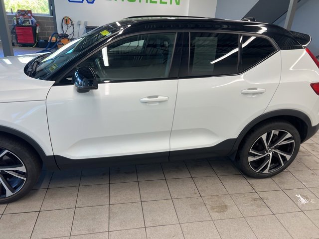 Used 2021 Volvo XC40 T5 R-Design w/ Protection Package Premier image 4
