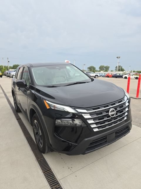 Used 2025 Nissan Rogue SV AWD/4WD image 4