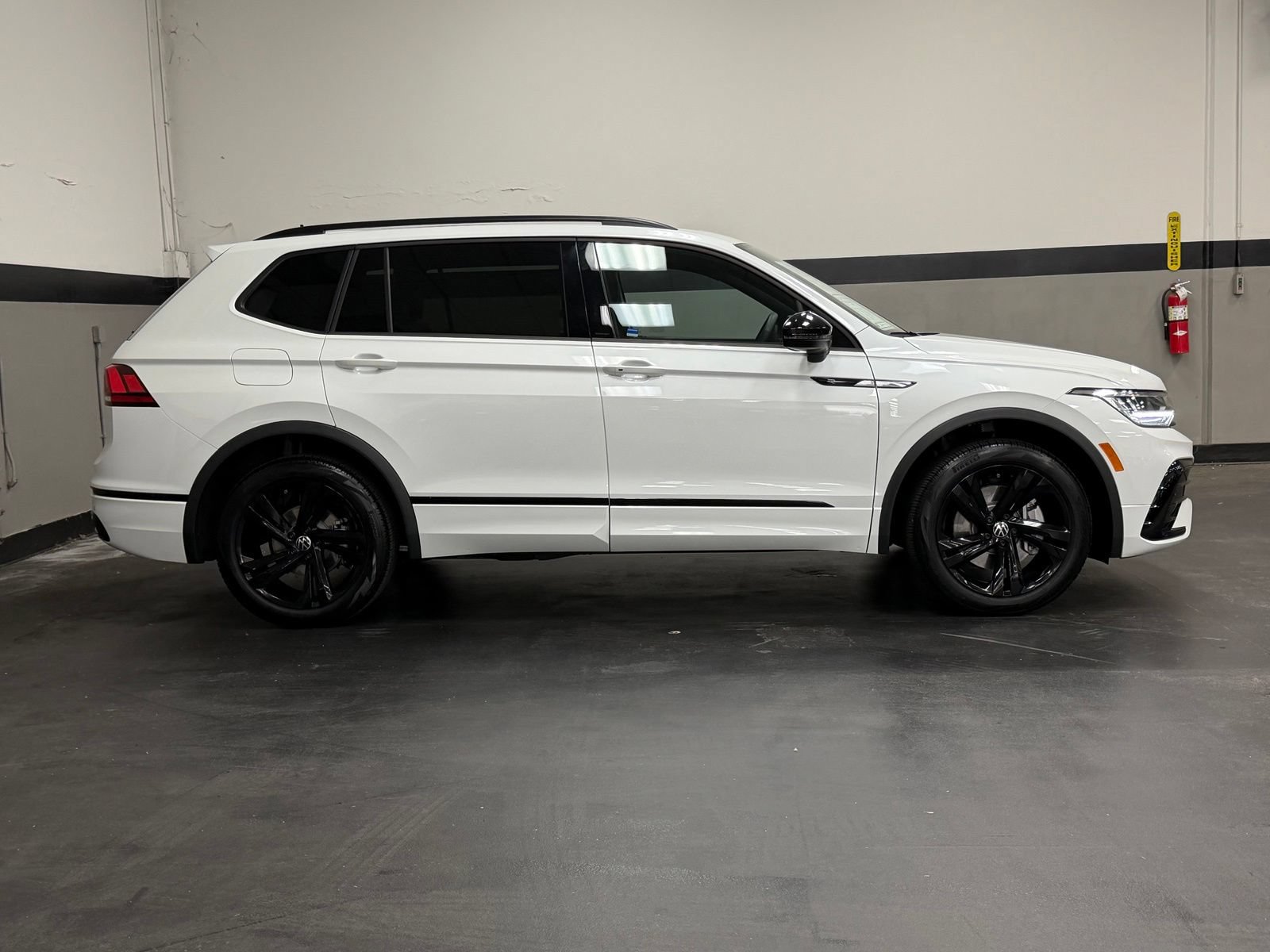 Used 2024 Volkswagen Tiguan SE R-Line FWD image 3
