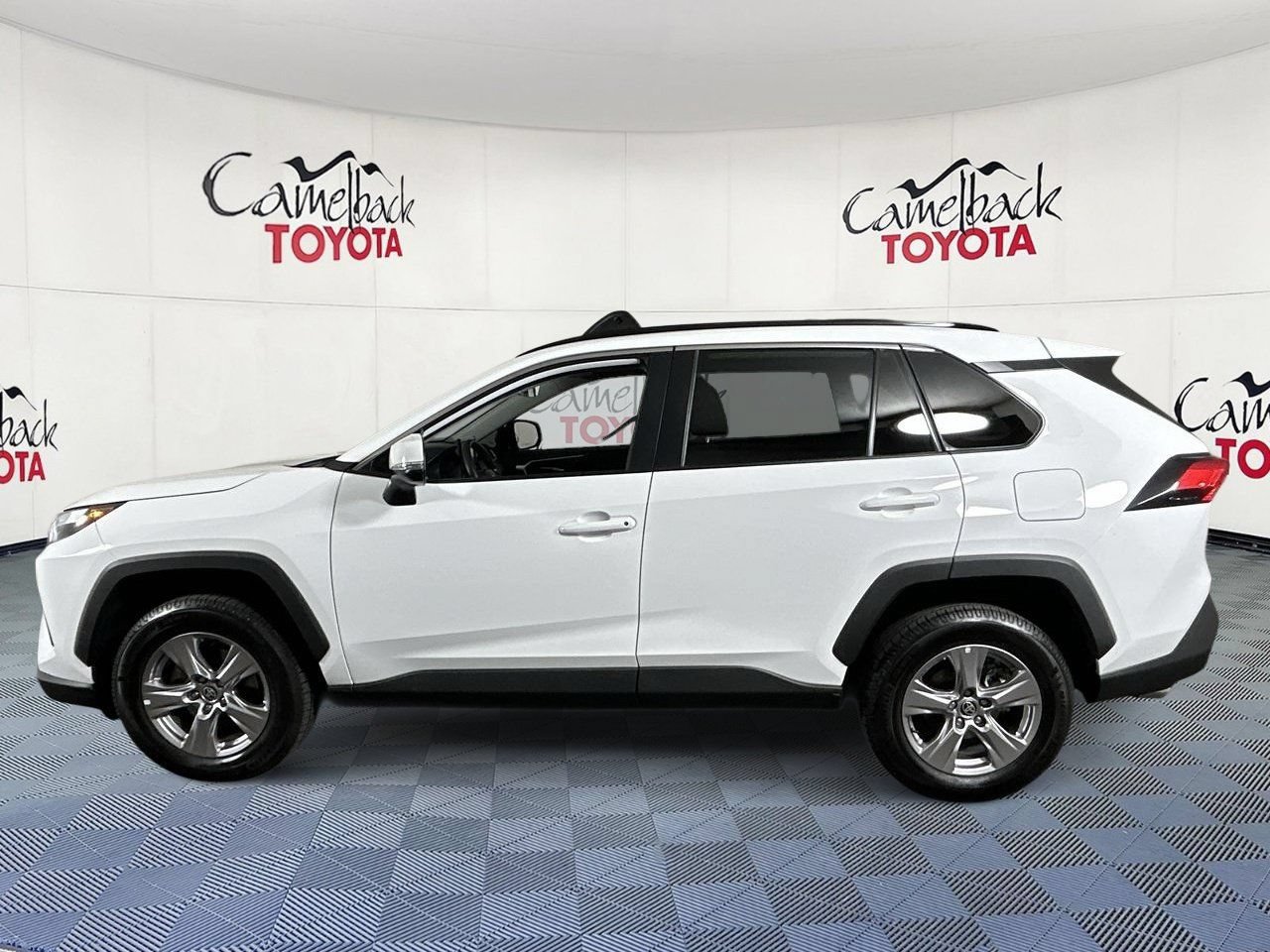 Used 2022 Toyota RAV4 XLE w/ Convenience Package FWD image 4