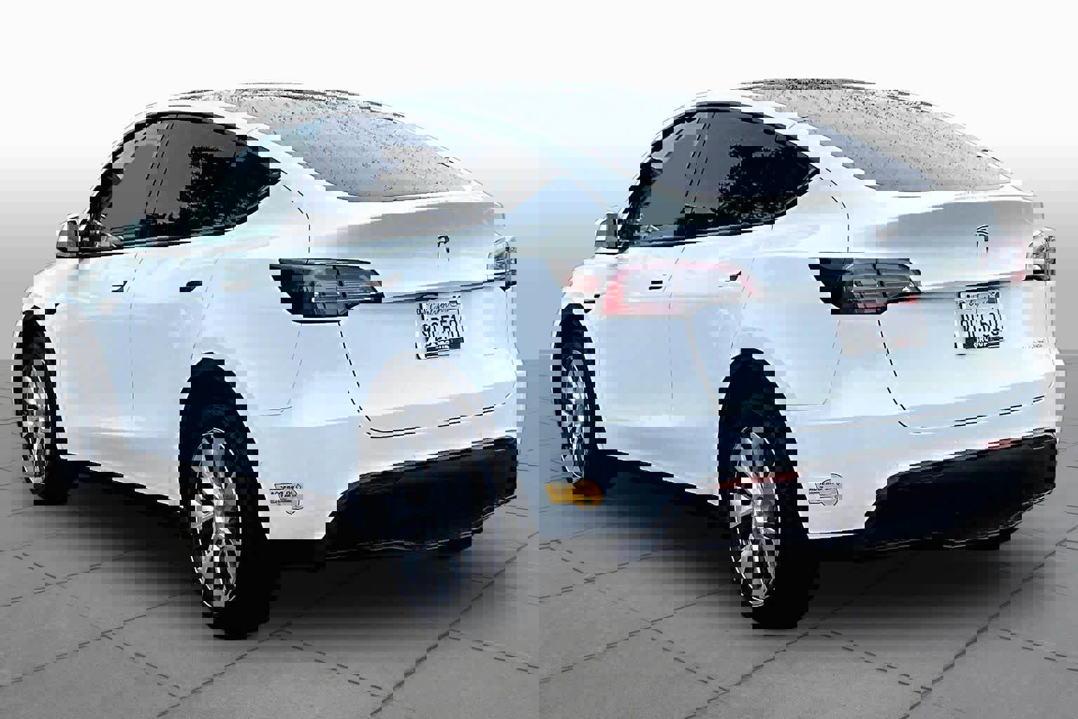 Used 2022 Tesla Model Y Long Range image 11