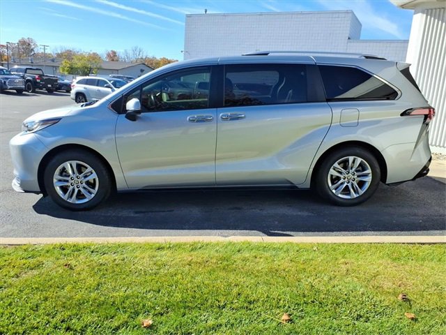 Used 2022 Toyota Sienna Limited image 24