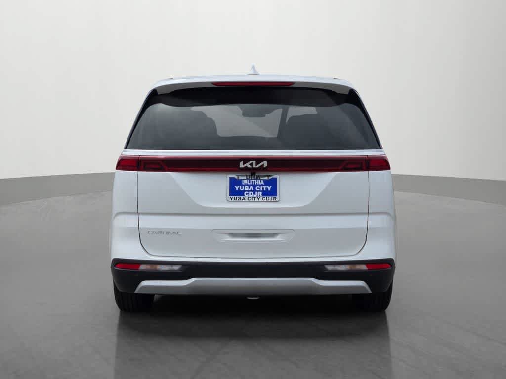 Used 2024 Kia Carnival LX FWD image 4