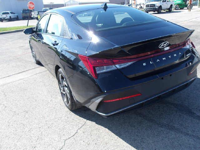 Certified 2025 Hyundai Elantra SEL FWD image 5