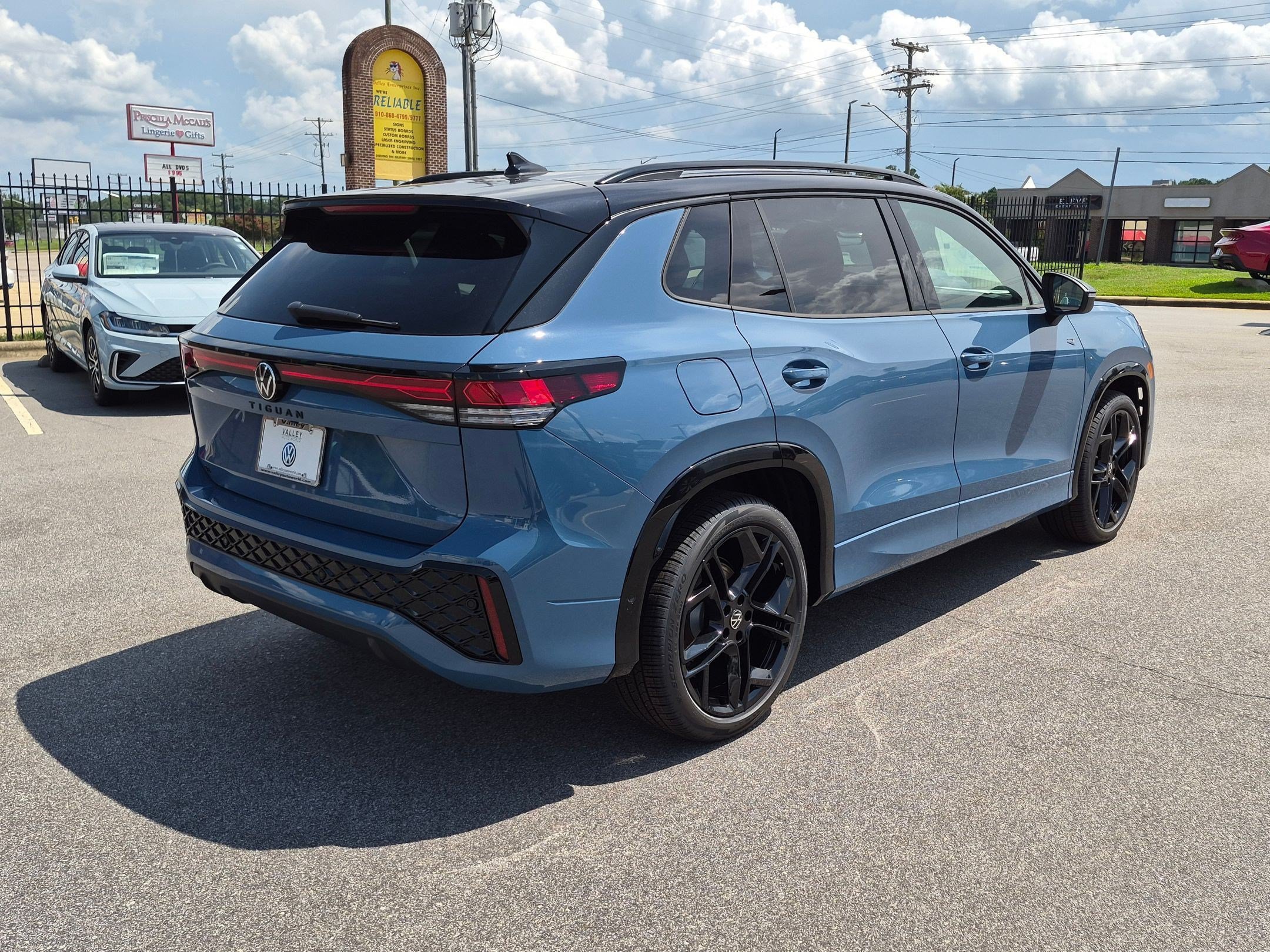 New 2026 Volkswagen Tiguan SE R-Line FWD image 3