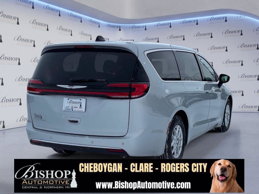 Used 2023 Chrysler Pacifica Touring-L image 19