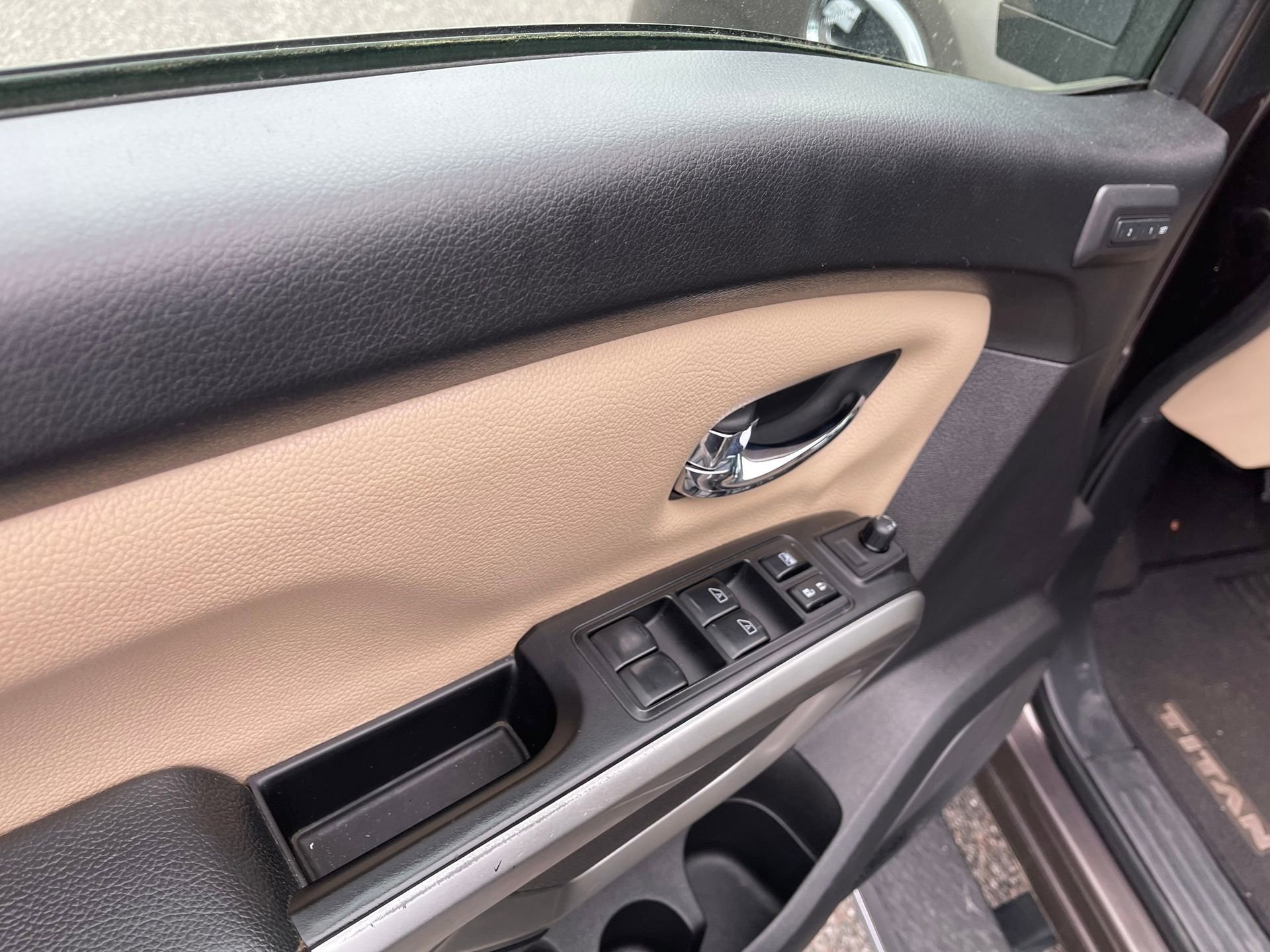Used 2016 Nissan Titan SL image 12
