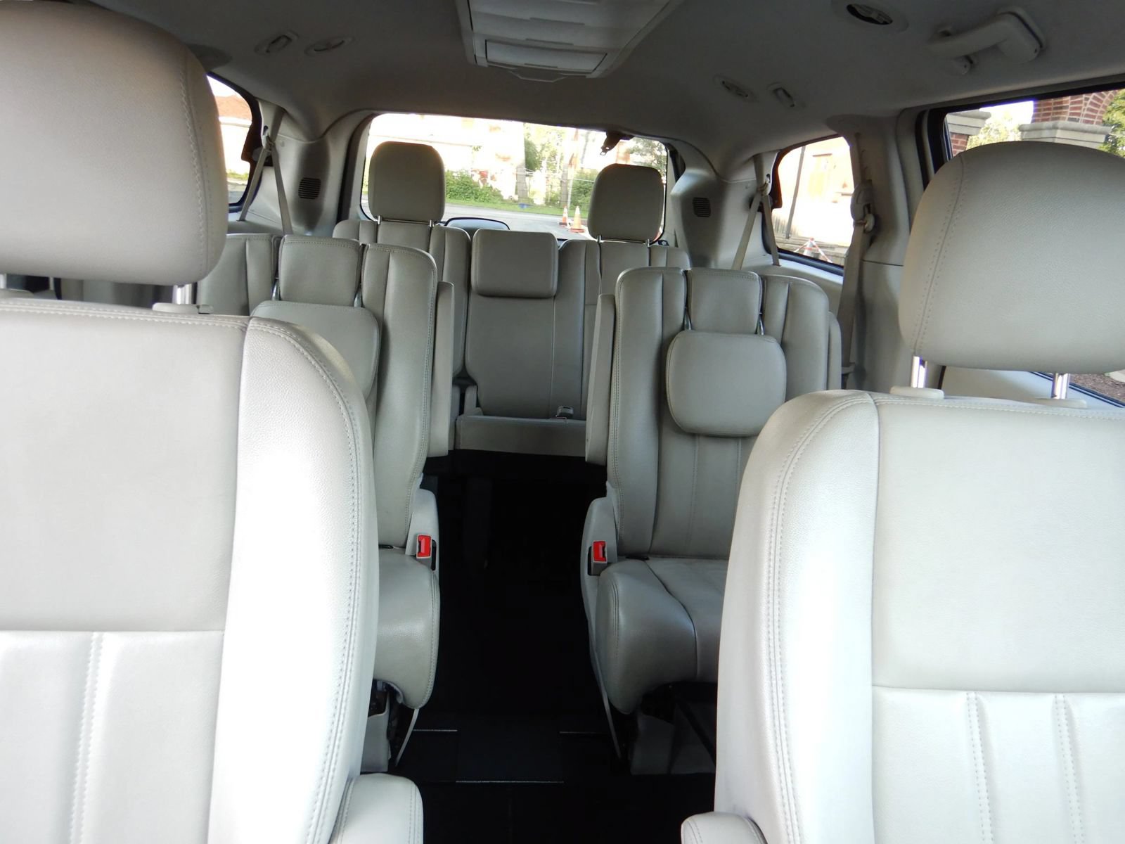 Used 2013 Chrysler Town & Country Touring FWD image 20