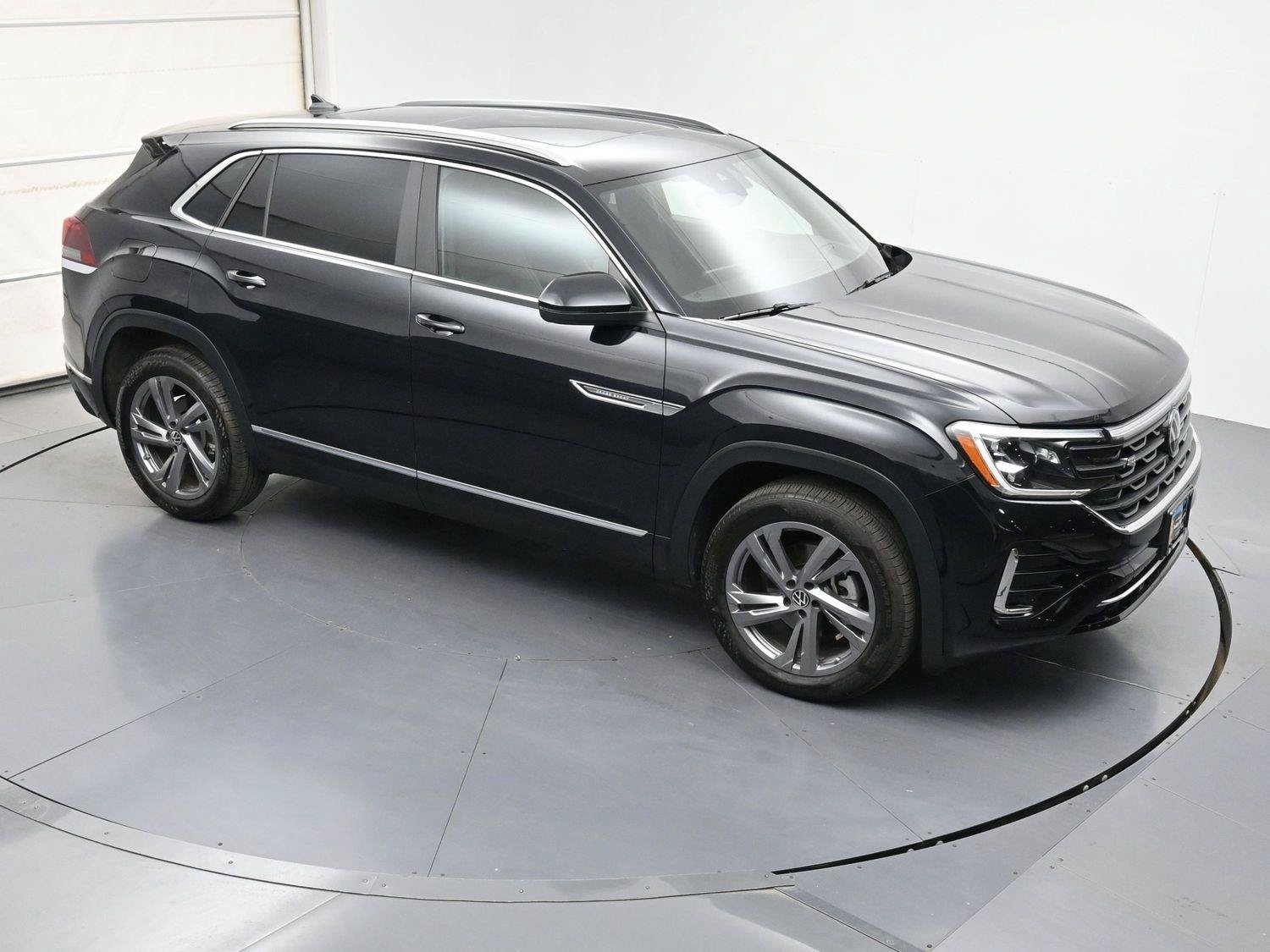 Certified 2024 Volkswagen Atlas Cross Sport SEL R-Line AWD/4WD image 39