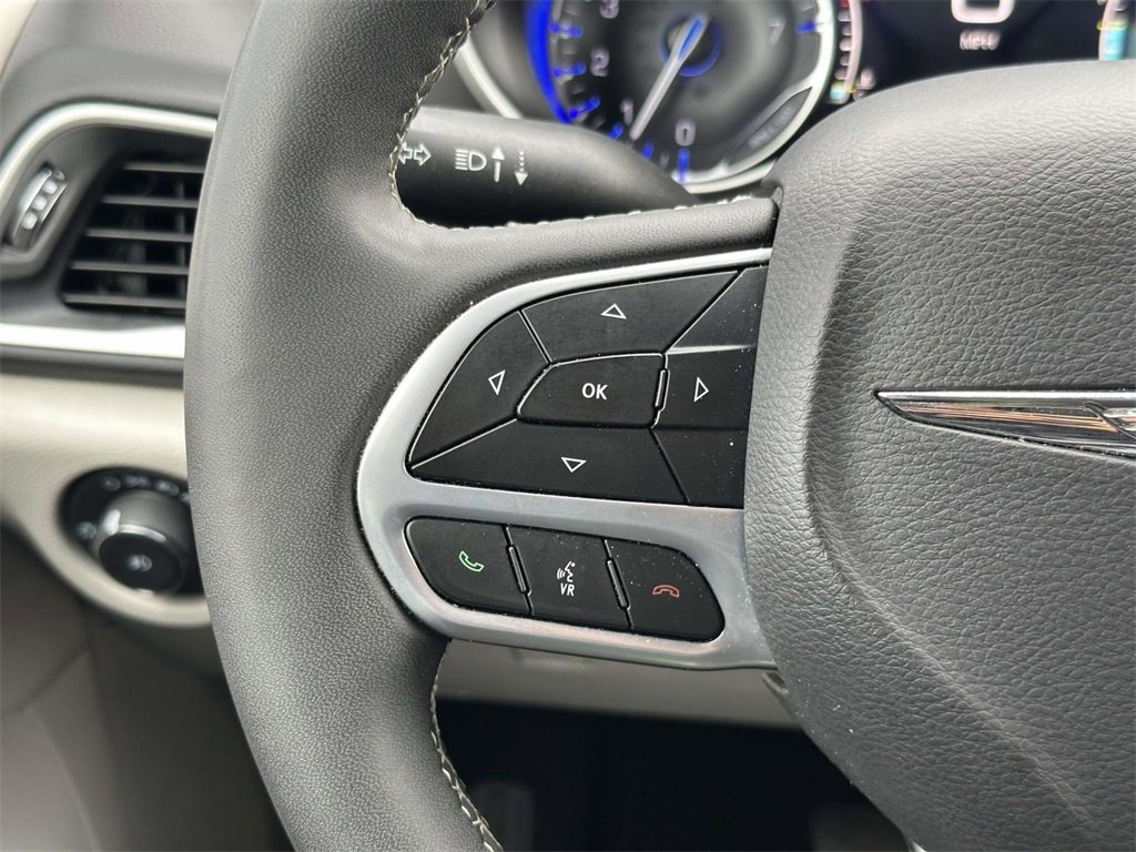 Used 2024 Chrysler Pacifica Touring-L image 9