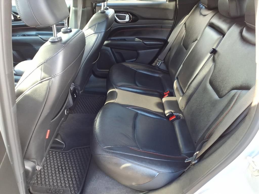 Used 2025 Jeep Compass Trailhawk w/ Trailhawk Elite Group image 12