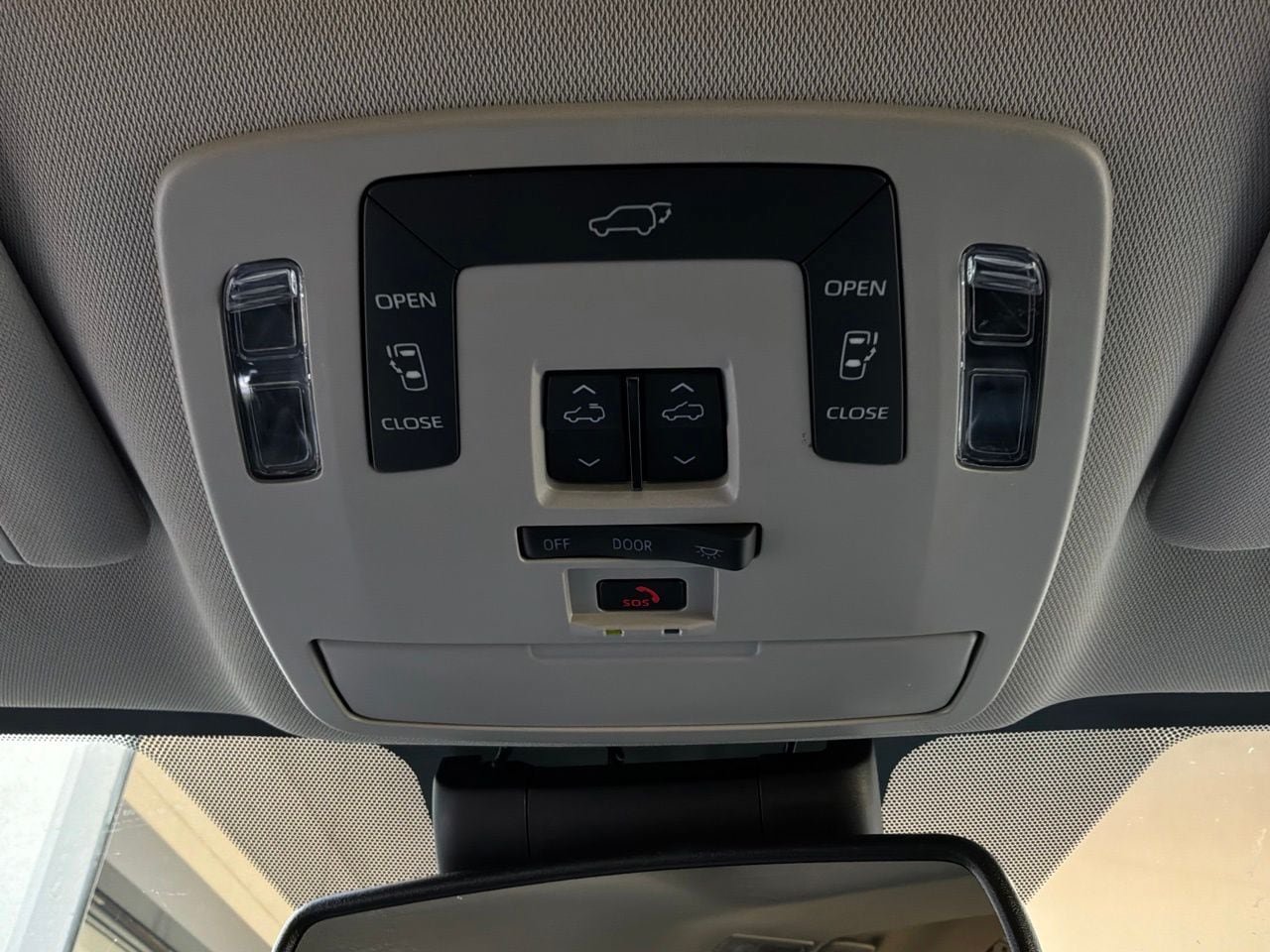 Used 2025 Toyota Sienna XLE FWD image 19