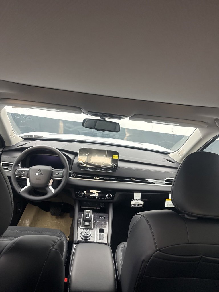 New 2025 Mitsubishi Outlander SE image 32