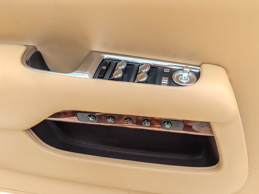 Used 2018 Rolls-Royce Dawn RWD image 33