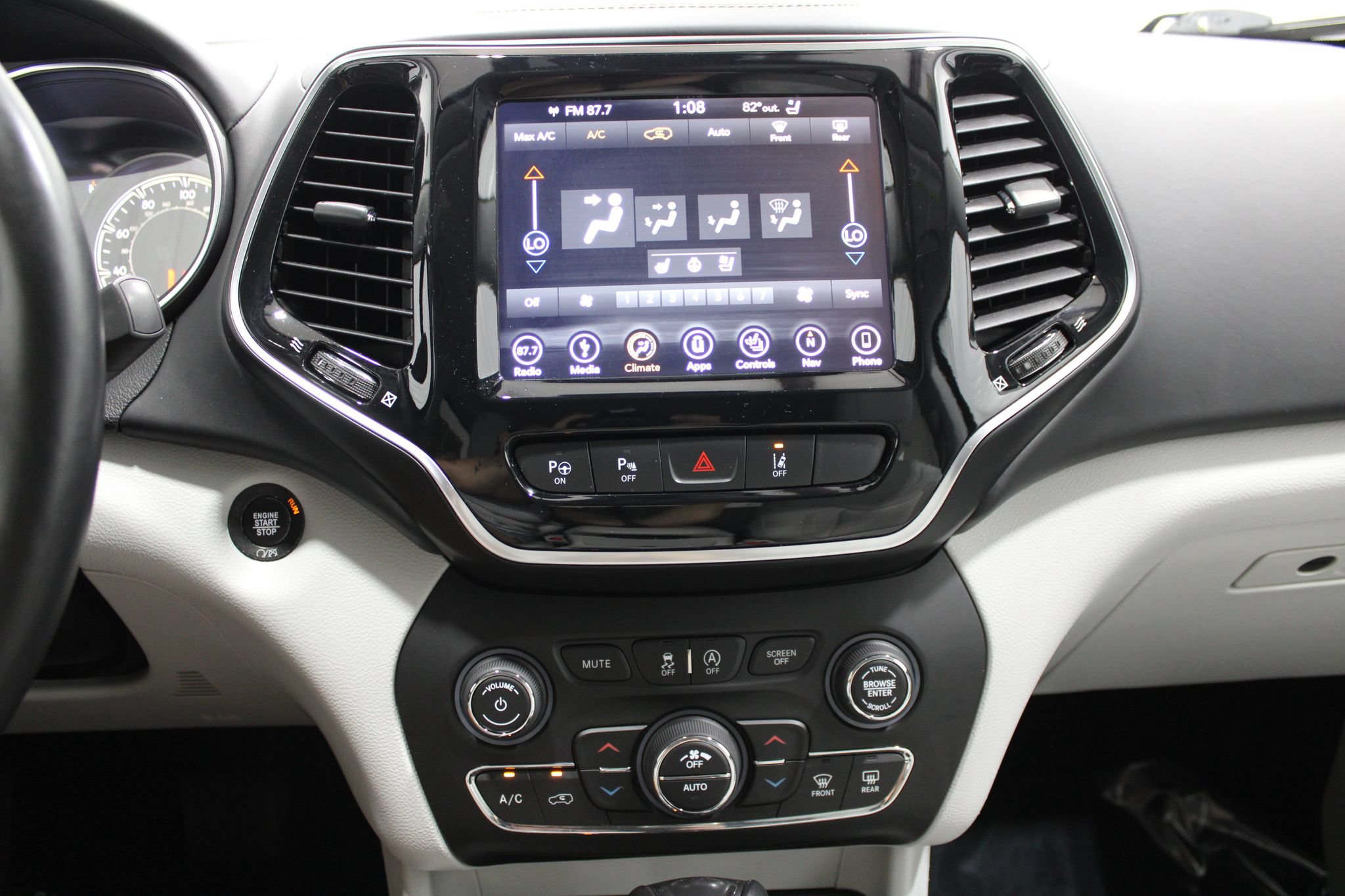 Used 2019 Jeep Cherokee Overland w/ Technology Group AWD/4WD image 32