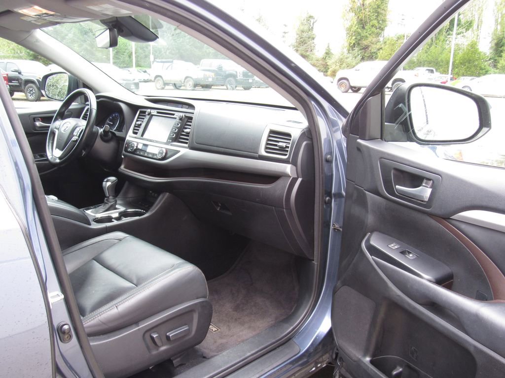 Used 2017 Toyota Highlander XLE AWD/4WD image 18