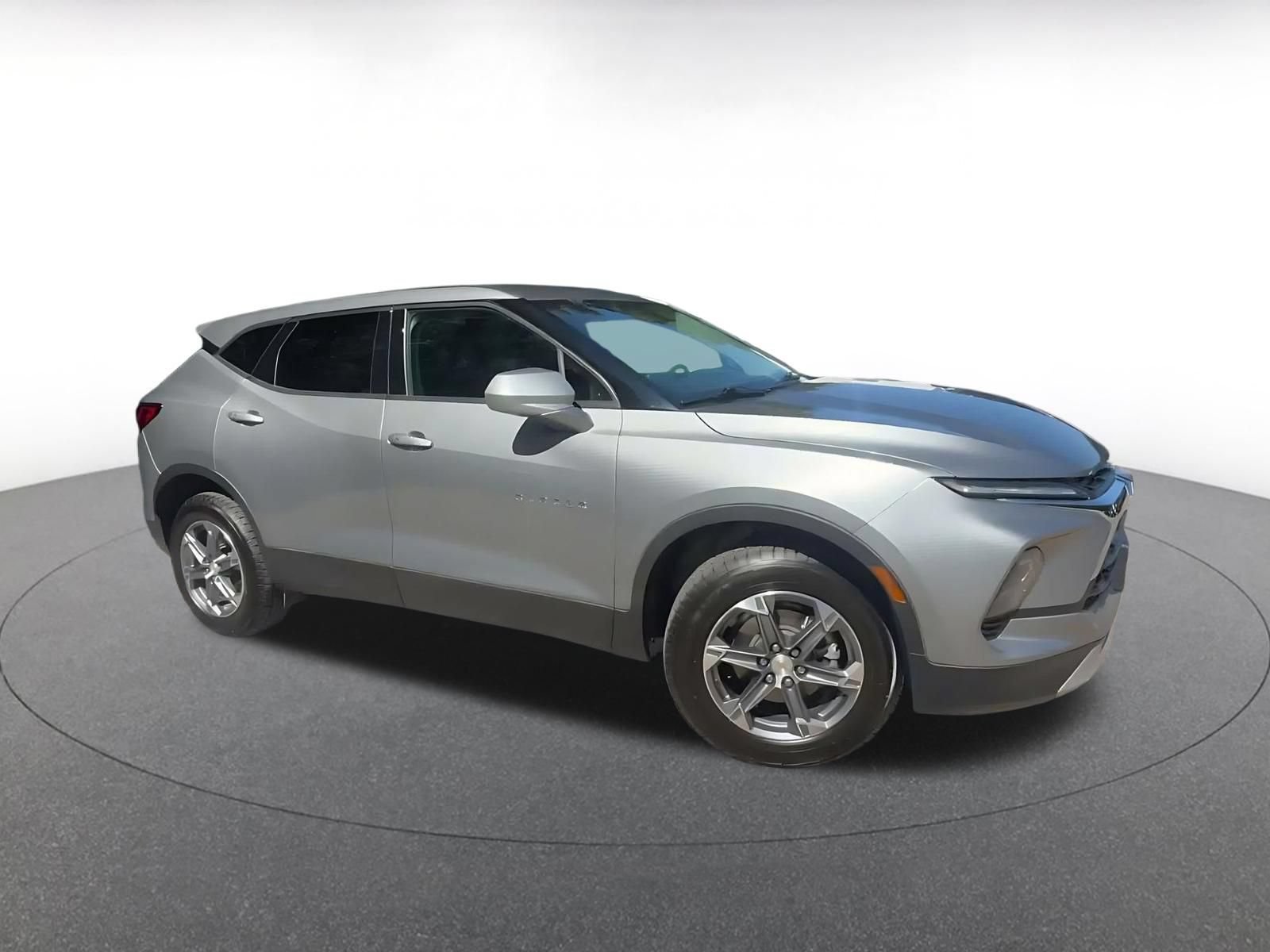 Used 2025 Chevrolet Blazer LT FWD image 2