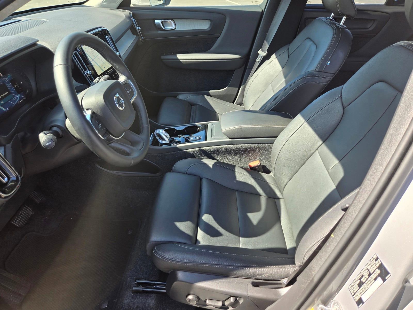 Used 2025 Volvo XC40 B5 Plus image 10