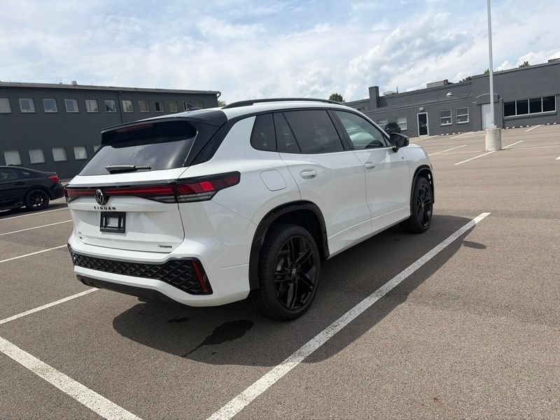 New 2026 Volkswagen Tiguan SE R-Line AWD/4WD image 3