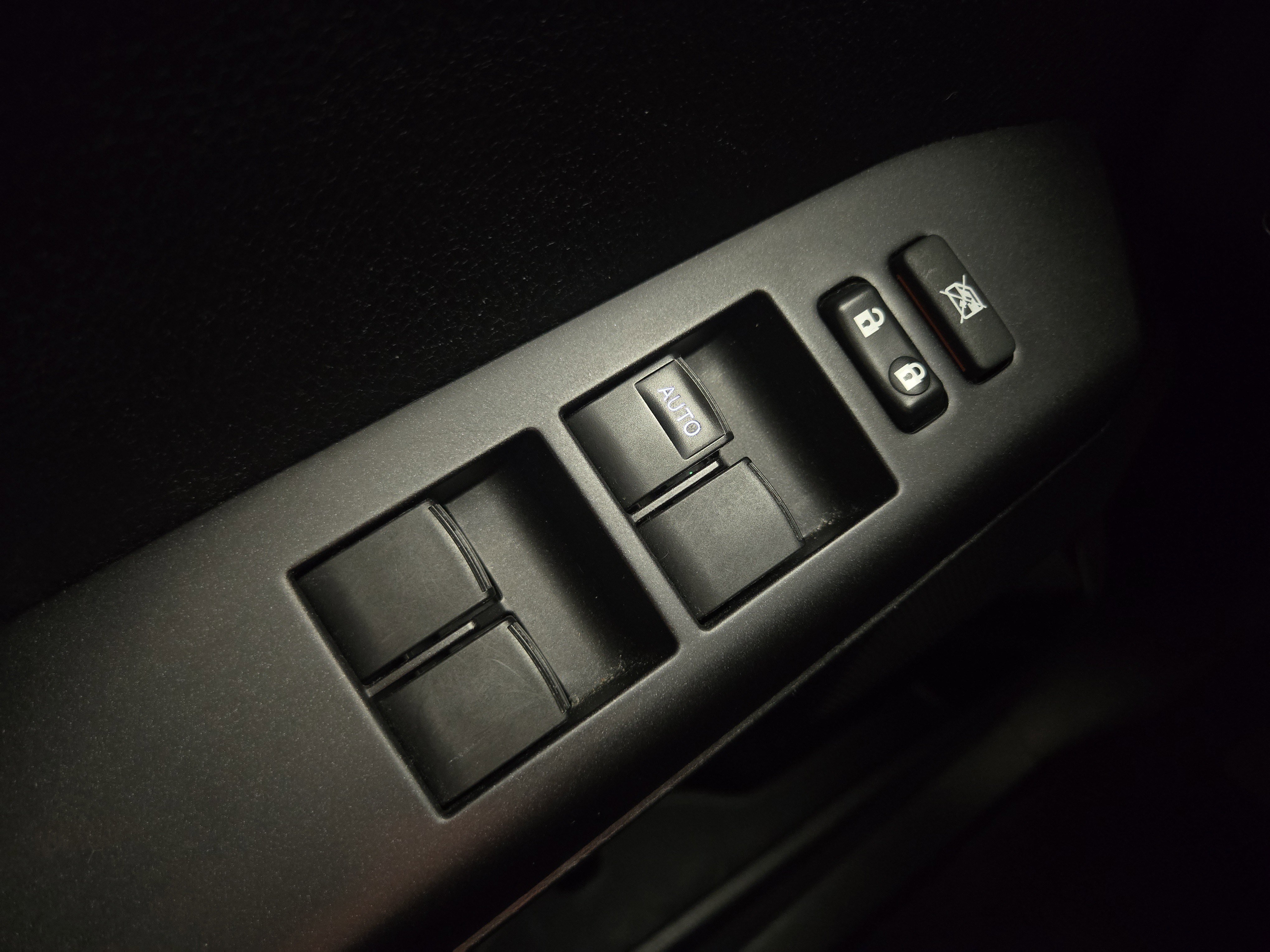 Used 2018 Toyota RAV4 XLE AWD/4WD image 25