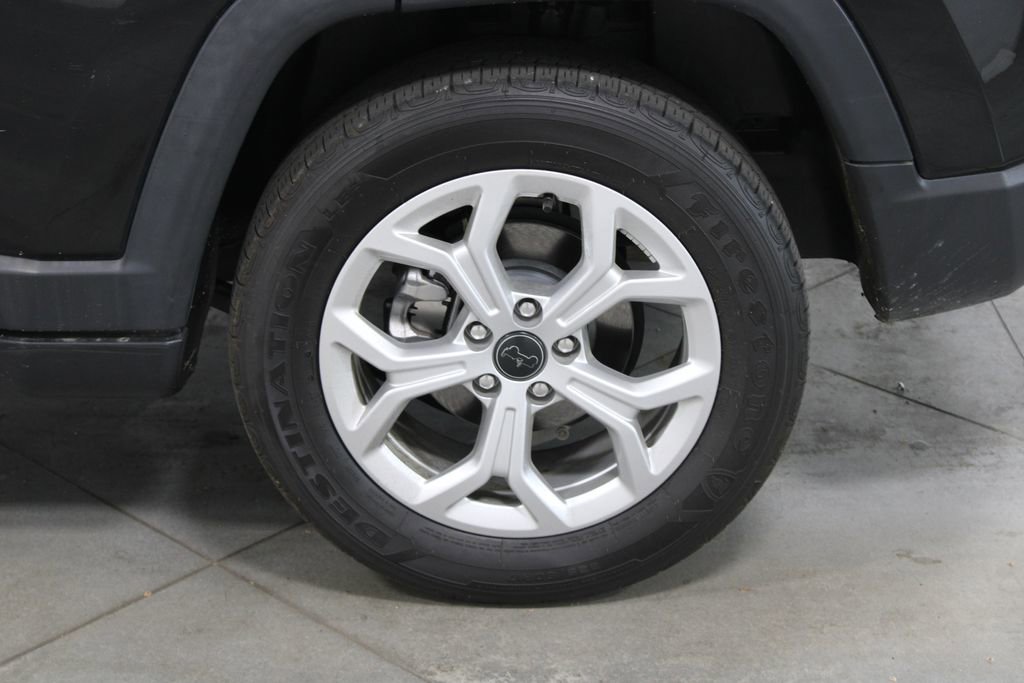 Used 2025 Jeep Compass Latitude AWD/4WD image 16