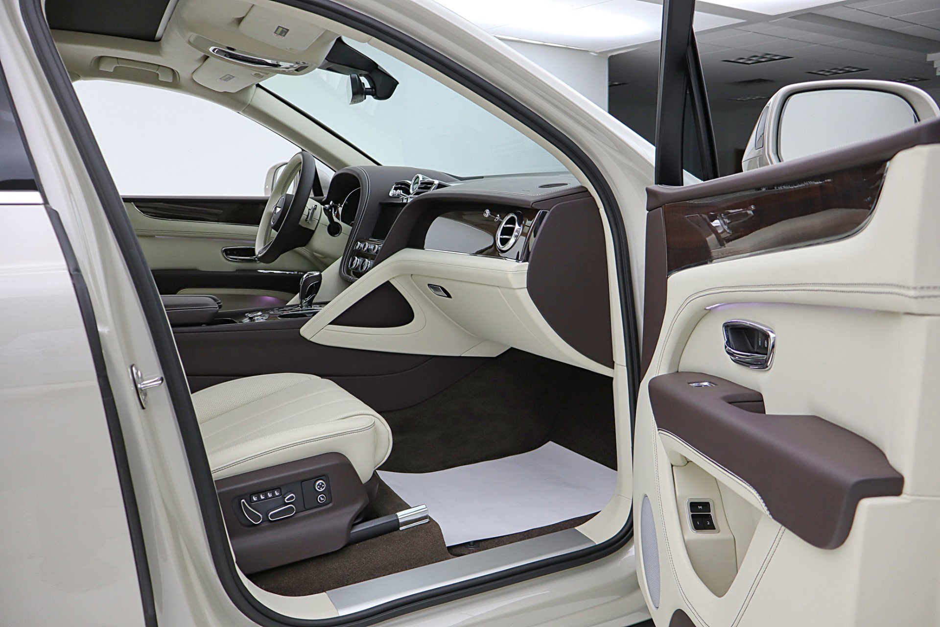 Used 2024 Bentley Bentayga Plug-In Hybrid image 39