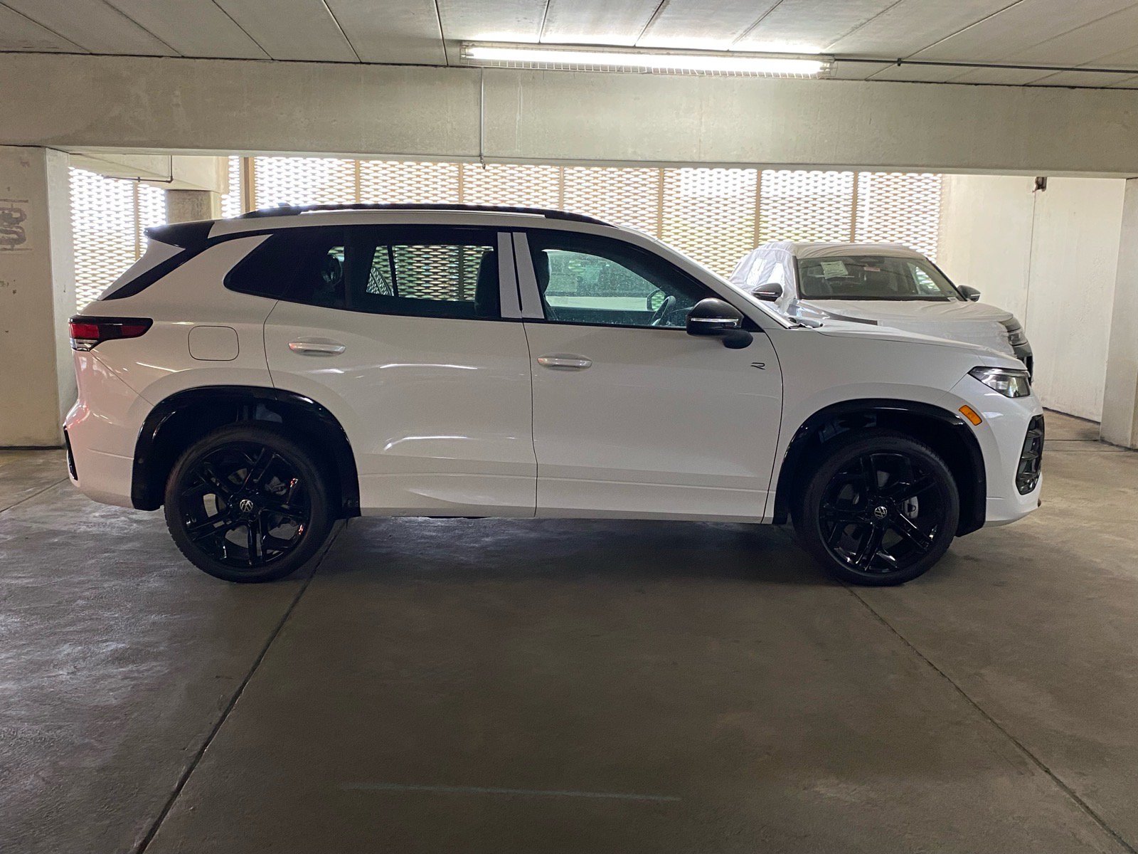 New 2026 Volkswagen Tiguan SE R-Line AWD/4WD image 2