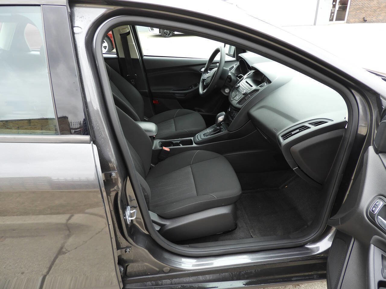 Used 2017 Ford Focus SE image 29