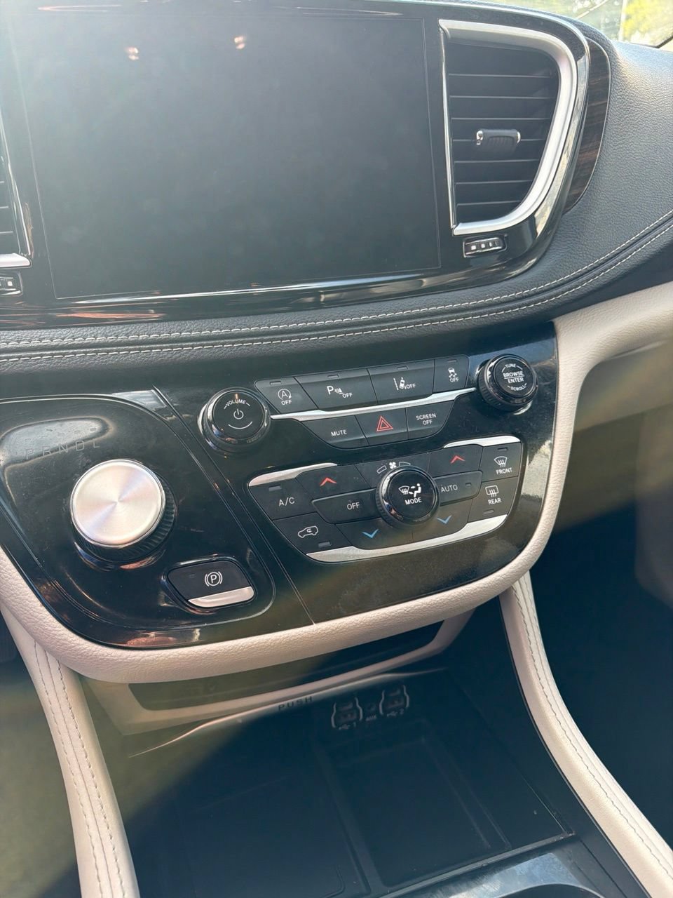 Used 2024 Chrysler Pacifica Limited FWD image 9
