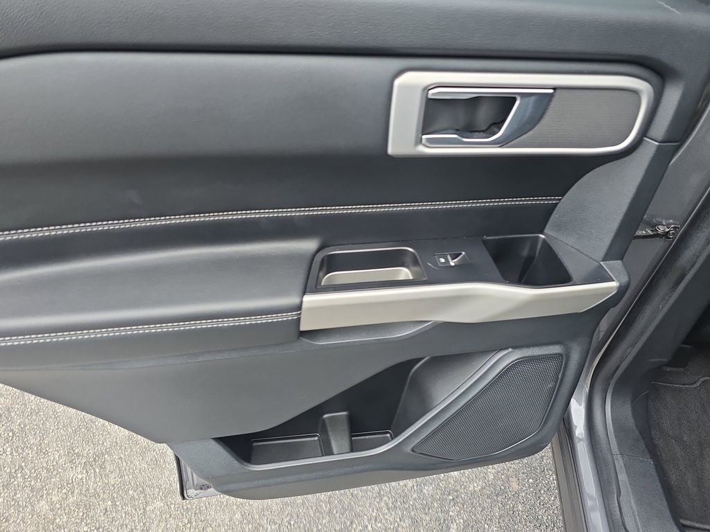 Used 2022 Ford Explorer XLT image 11