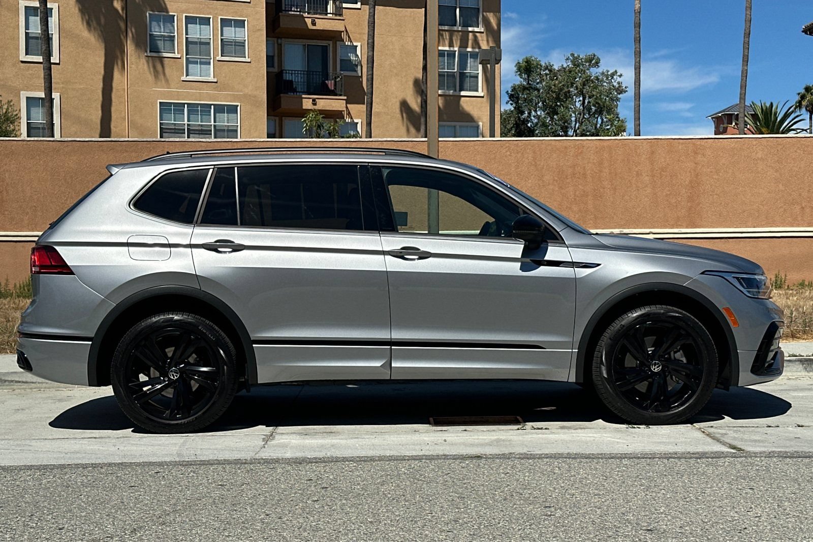 Used 2023 Volkswagen Tiguan SE R-Line AWD/4WD image 3