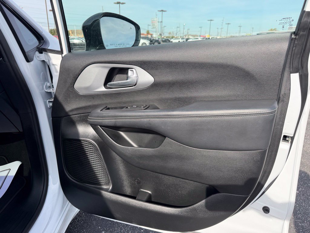 Used 2025 Chrysler Pacifica Limited FWD image 15