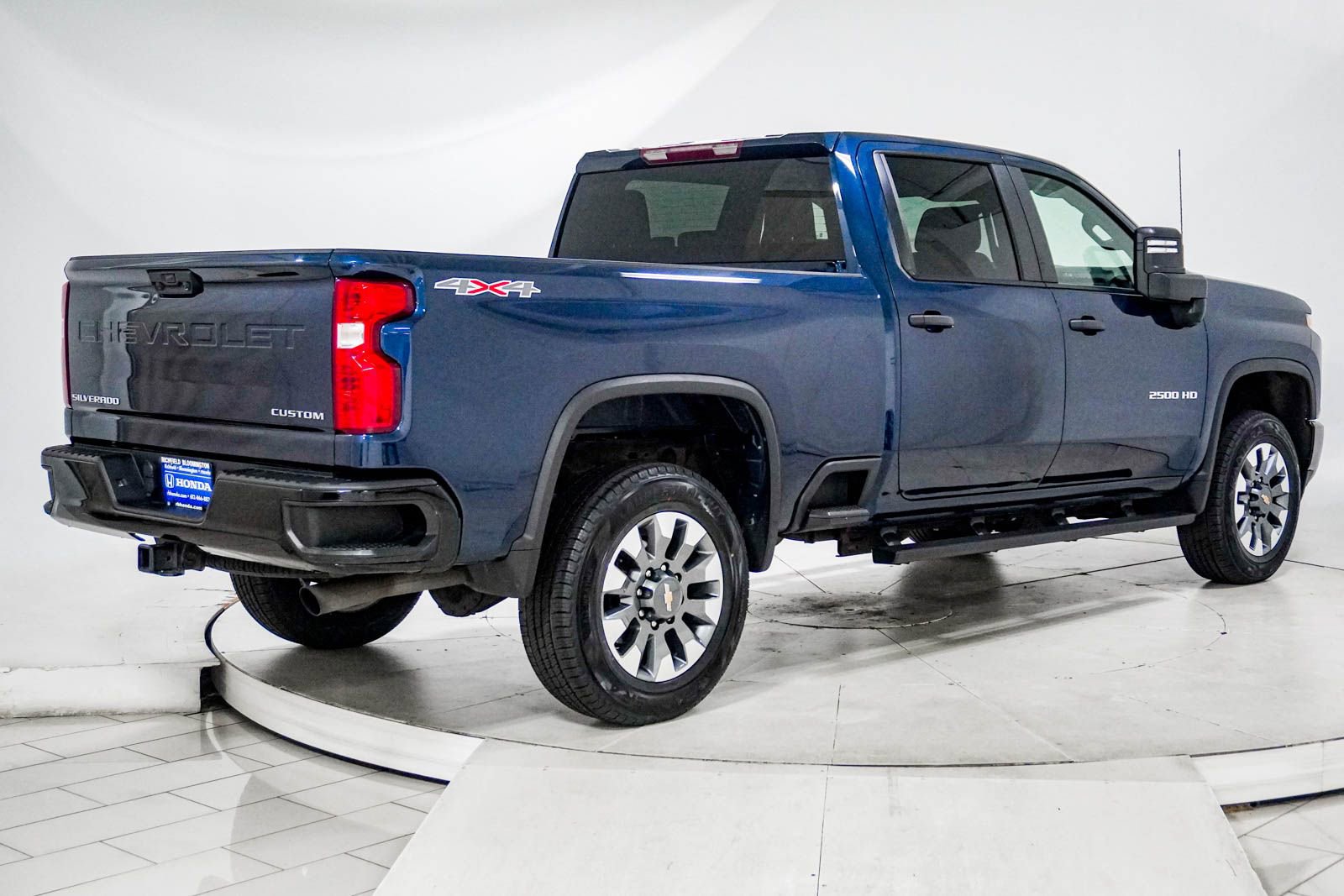 Used 2022 Chevrolet Silverado 2500 Custom w/ Custom Value Package AWD/4WD image 9