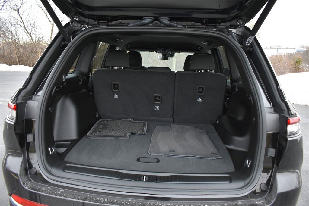 Used 2025 Jeep Grand Cherokee Laredo w/ Luxury Tech Group I image 28