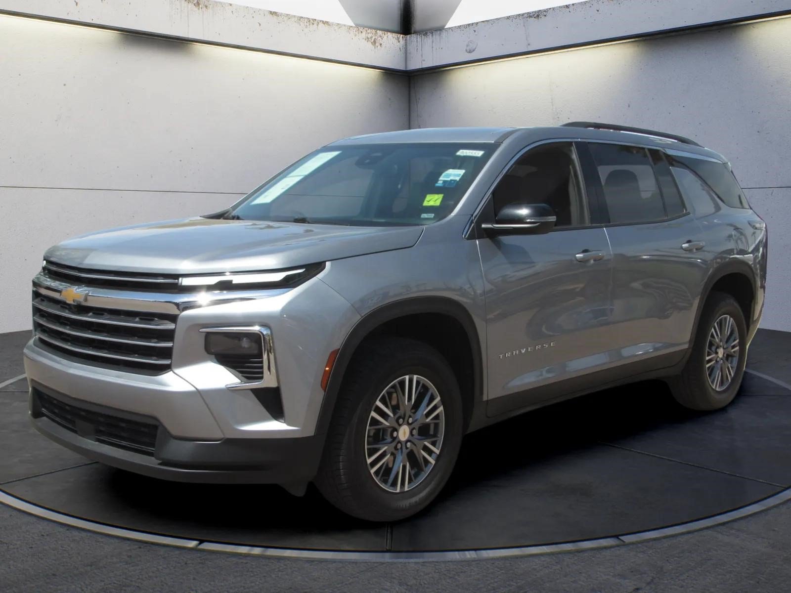 Used 2025 Chevrolet Traverse LT FWD image 1