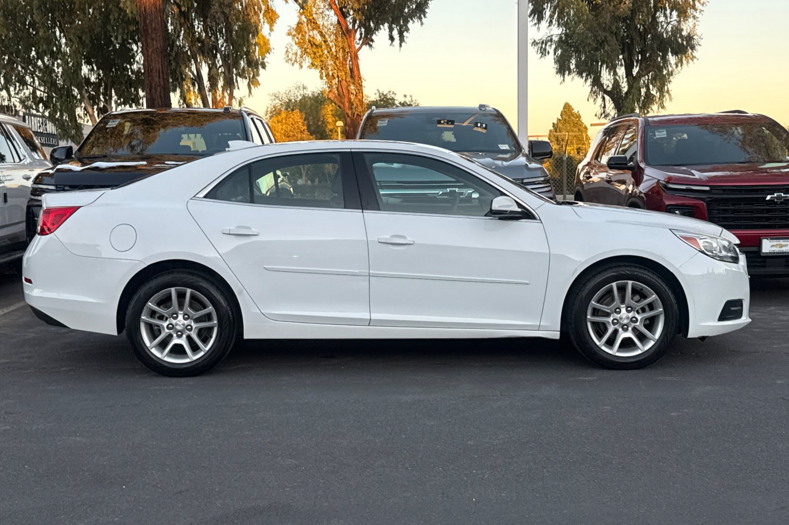 Used 2016 Chevrolet Malibu LT w/ Power Convenience Package FWD image 4