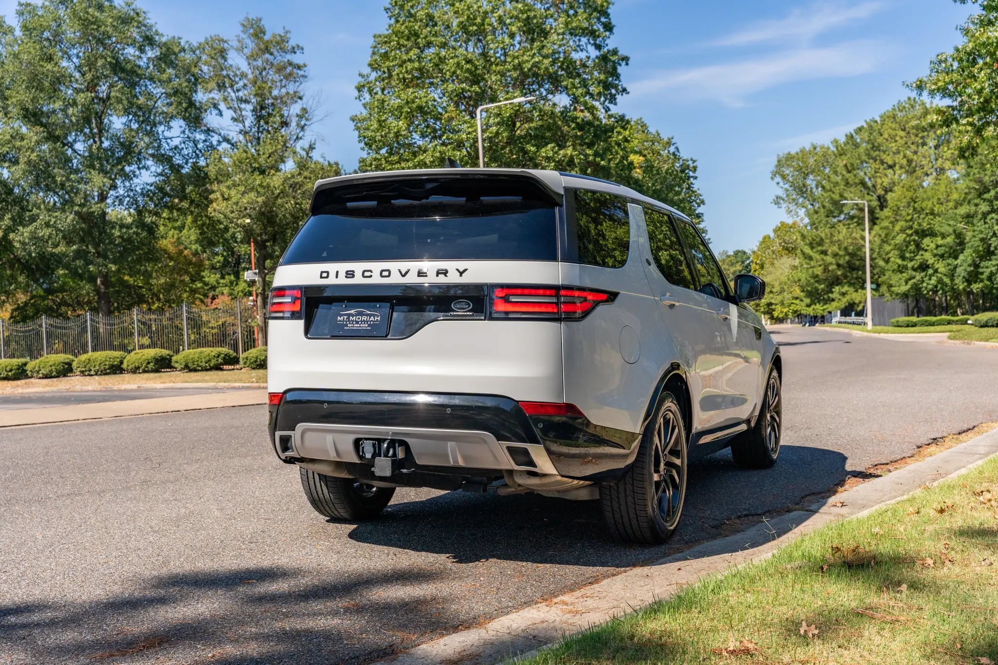 Used 2020 Land Rover Discovery Landmark AWD/4WD image 6
