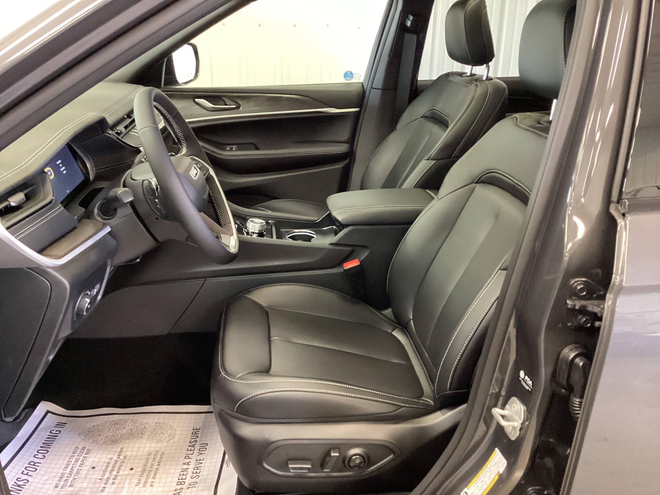 New 2026 Jeep Grand Cherokee Limited w/ Limited Altitude Package AWD/4WD image 15