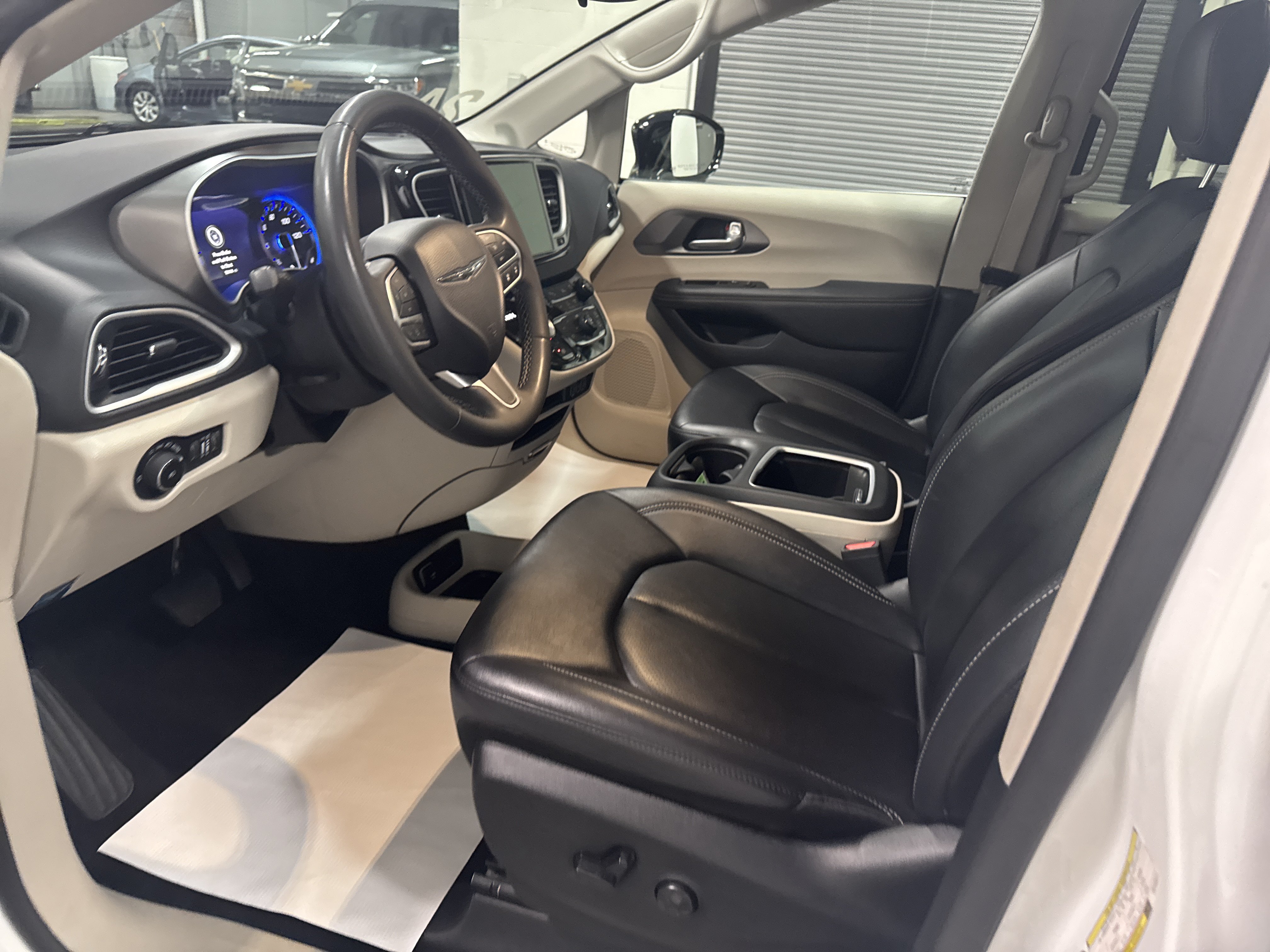 Used 2024 Chrysler Pacifica Touring-L FWD image 13