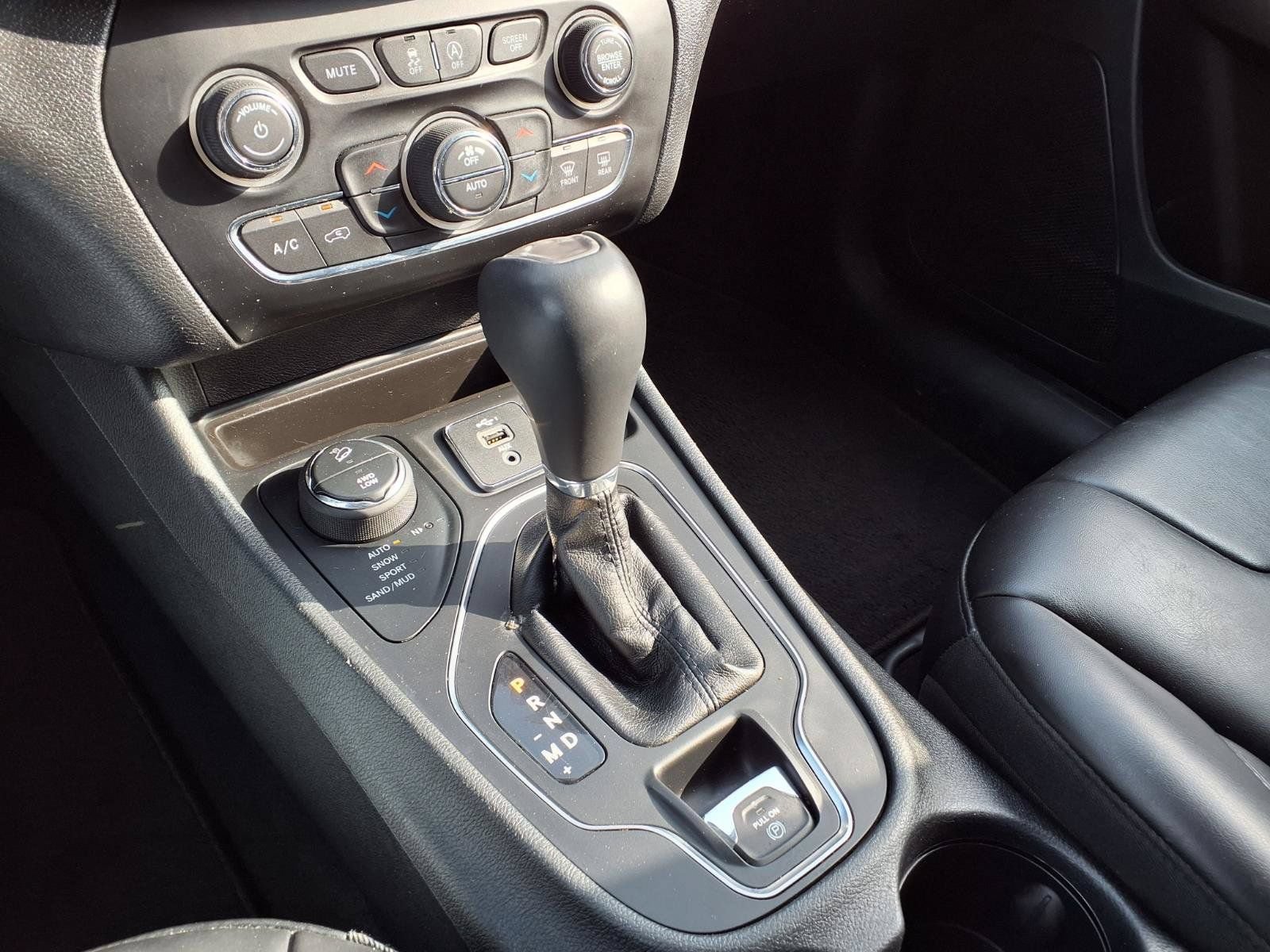 Used 2019 Jeep Cherokee Latitude Plus w/ Comfort/Convenience Group AWD/4WD image 25