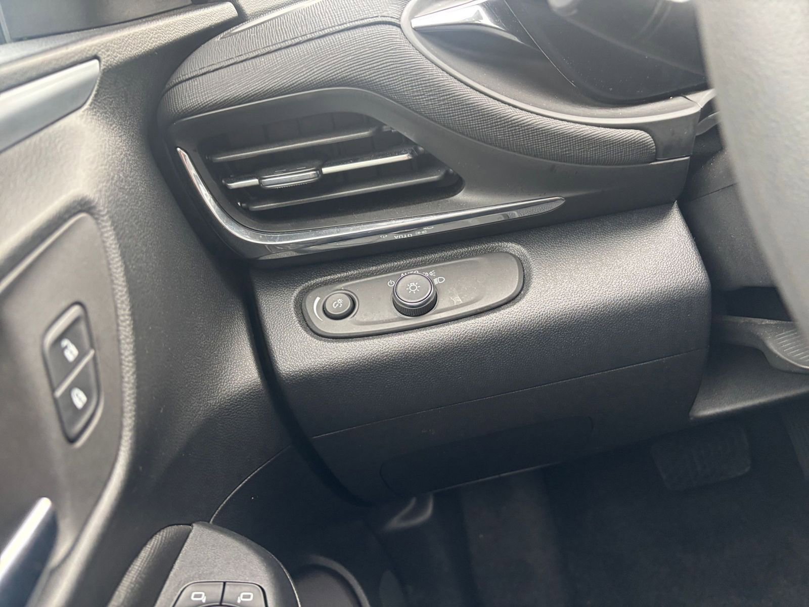 Used 2025 Buick Envista Preferred FWD image 33