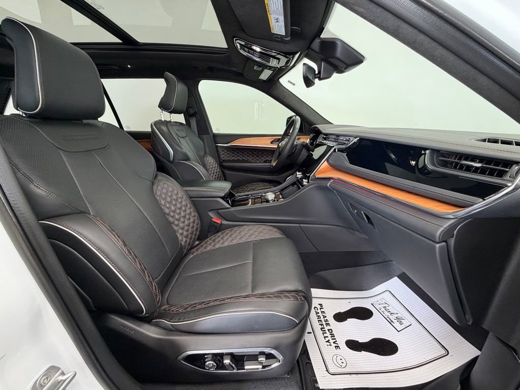 Used 2024 Jeep Grand Cherokee Summit AWD/4WD image 9