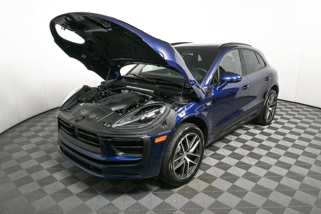 Certified 2025 Porsche Macan image 33