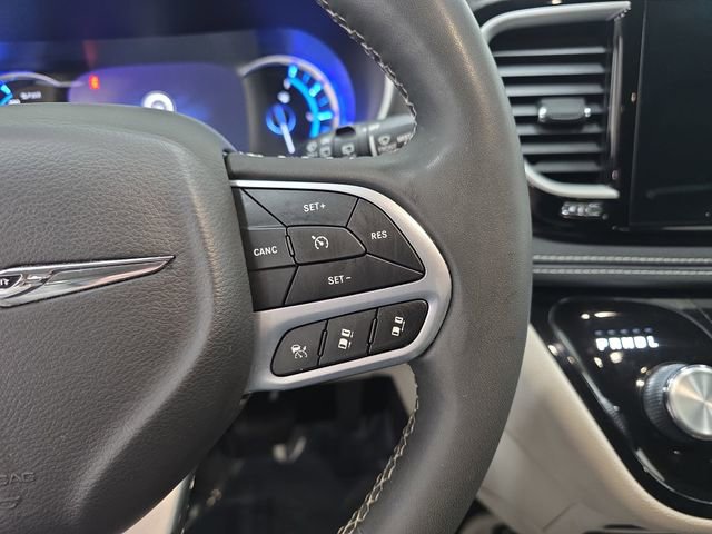 Used 2023 Chrysler Pacifica Touring-L image 18