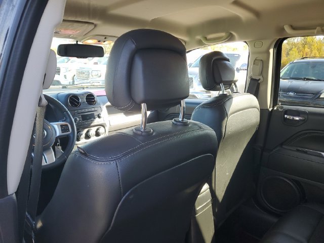 Used 2017 Jeep Compass Latitude FWD image 9